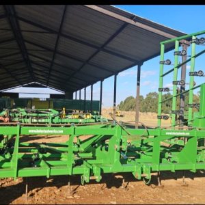 Heavy-duty Kleinsaalwerktuie field cultivator with folding frame – green chisel plough for soil preparation and weed control in farming operations